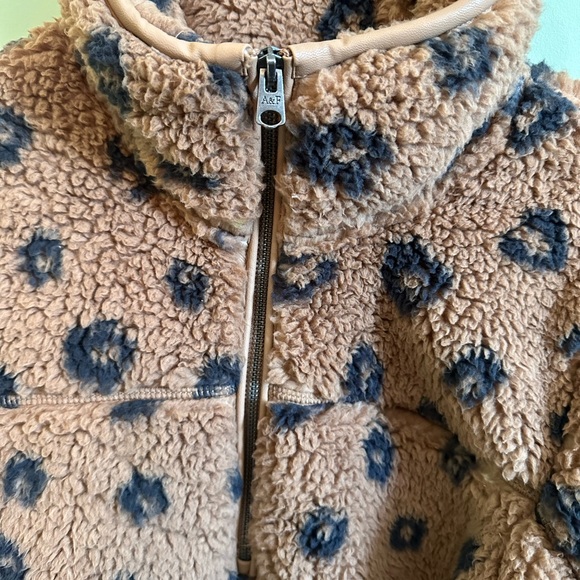 Oversized Faux Fur Pullover - Picture 4 of 7